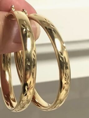 ✴️ NEW Stunning Gold-Tone Diamond Cut Floral Engraved Hoop Earrings ✴️